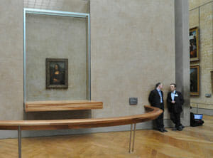 Mona Lisa hanging in the Louvre picture